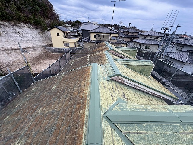 棟まわりが劣化した屋根